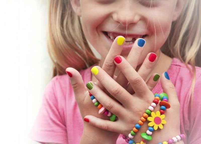 Πρέπει να βάφουν τα νύχια τα κοριτσάκια;