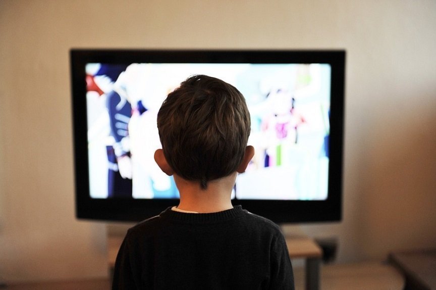 8+1 πράγματα που δεν κάνει ένα παιδί όταν βλέπει τηλεόραση