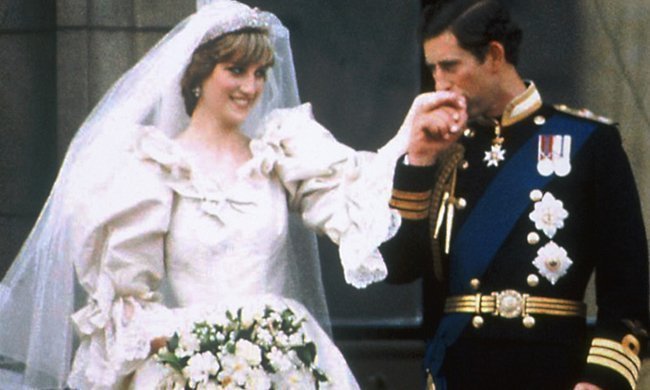 Απίστευτη αποκάλυψη για τον πρίγκιπα Κάρολο- Δεν φαντάζεστε με ποια είχε σχέση πριν την Νταϊάνα