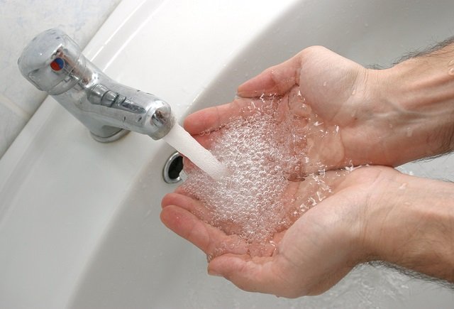 Χέρια και μικρόβια! Πλύσιμο με κρύο ή με ζεστό νερό;