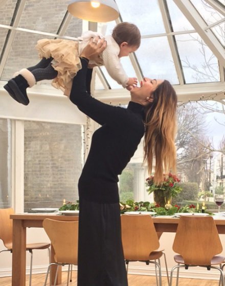 Λιώσαμε! Δείτε την κόρη της Κωνσταντίνας Ευριπίδου να χορεύει με την μασκότ του FIFA World Cup