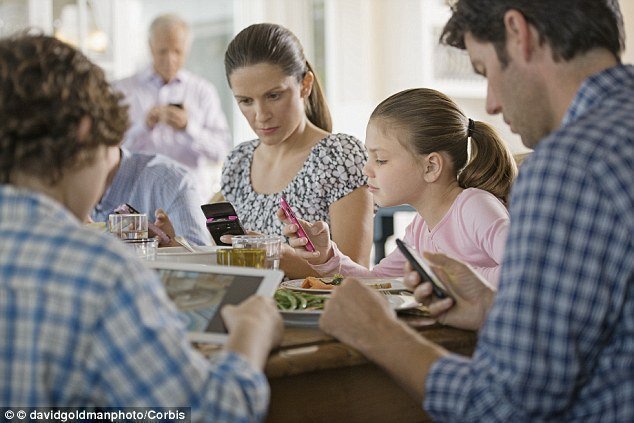 Αφήνετε κι εσείς τα παιδιά με το tablet στο εστιατόριο;