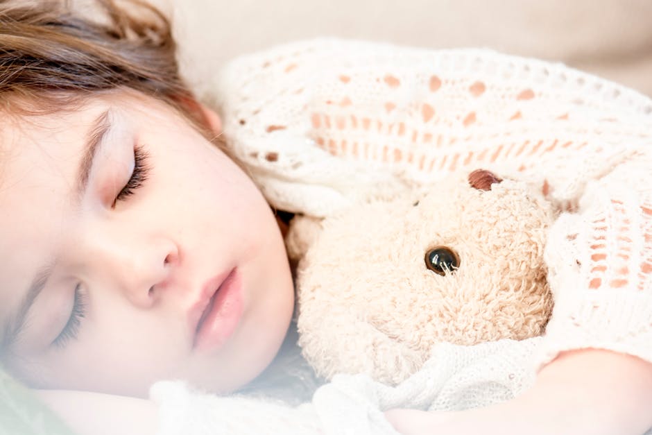 4 χρήσιμα tips για το παιδί που «βρέχει» το κρεβάτι του