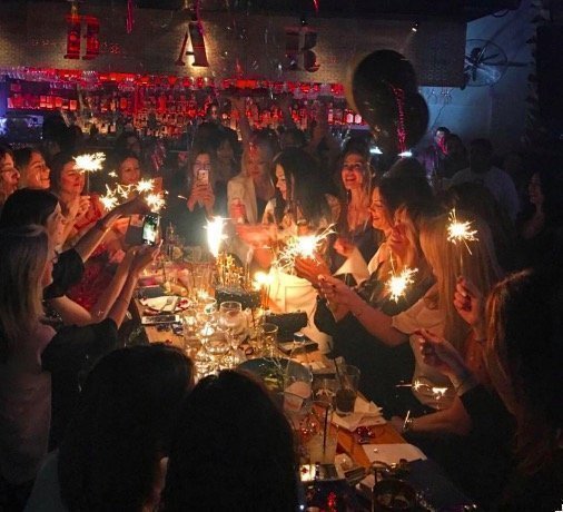 Η Κύπρια σοσιαλιτέ γιόρτασε τα γενέθλια της με ένα ροκ παρτυ στην Λευκωσία με όλες τις κοσμικές φίλες της