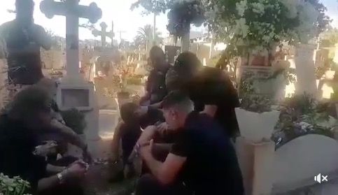 Ανατριχιαστικό βίντεο επώνυμης Κύπριας: Πήγε τον τάφο φίλου της που έφυγε πριν λίγες μέρες σε τροχαίο και...