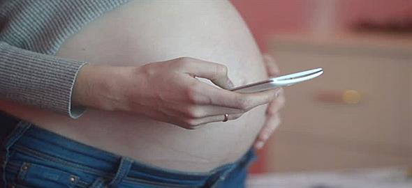 H χρήση κινητού στην εγκυμοσύνη επηρεάζει και το μωρό!