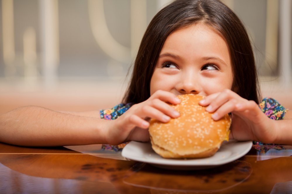 Ξέρατε ότι δεν πρέπει να απαγορεύετε (εντελώς) το junk food στα παιδιά;
