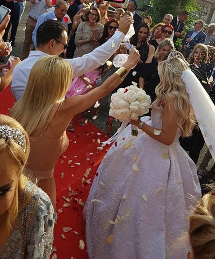 Μολις παντρεύτηκε νεαρή Kύπρια σοσιαλιτέ: Όλη η κοσμική Κύπρος στο γάμο της (εικόνες)