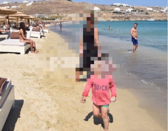 Την τσακώσαμε: Επώνυμη Κύπρια κάνει παιχνίδια με τον γιο της στη Μύκονο