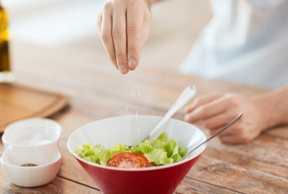 5+1 τρόποι για να μειώσετε το αλάτι που τρώτε στα φαγητά