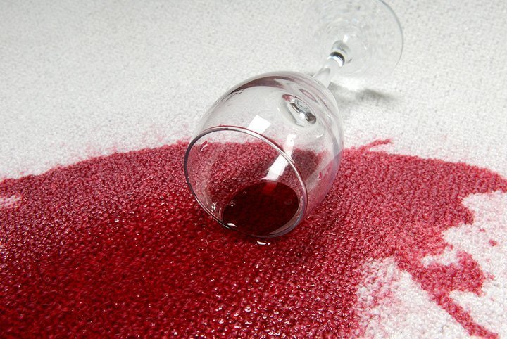 4 βήματα για να εξαφανίσετε τους λεκέδες από κόκκινο κρασί