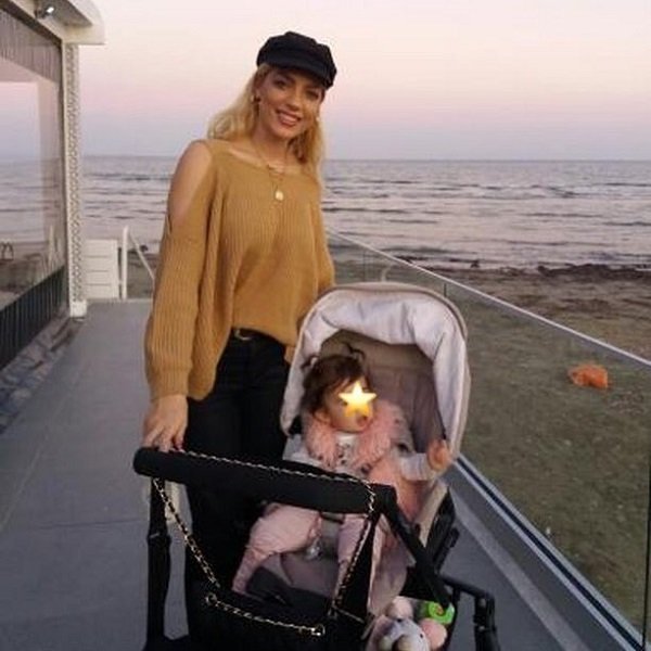 Άντρη Καραντώνη: Αν και παγωνιά, πήγε βόλτα στην παραλία και για παγωτό με τη μαμά και την κόρη της! (φωτός)