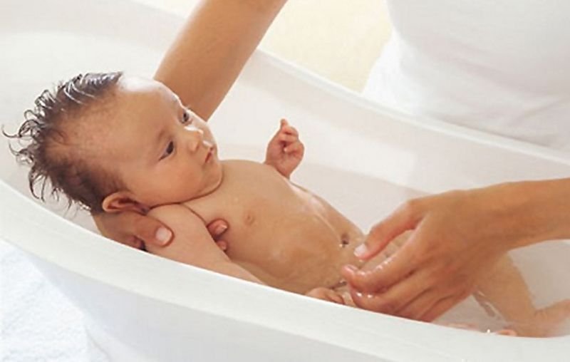 VIDEO: Αυτά πρέπει να γνωρίζεις για το μπάνιο του μωρού