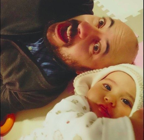 Τρέλανε τα social media η κόρη Κύπριας παρουσιάστριας σε τρελές πόζες με τον σύντροφο της