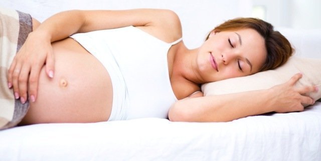 Αυτή είναι η ιδανική στάση ύπνου στην εγκυμοσύνη