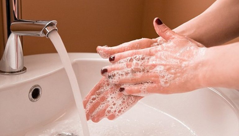 Πρέπει να πλένουμε τα χέρια μας με ζεστό ή κρύο νερό;