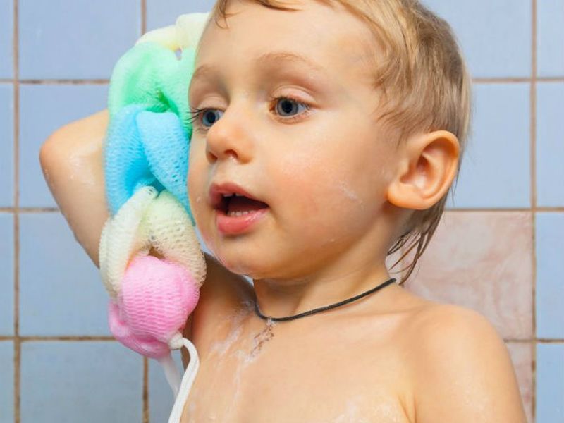 Συμβουλές για να μάθει το παιδί να κάνει μπάνιο μόνο του