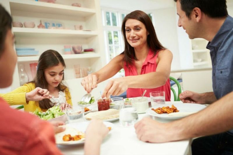 Γιατί πρέπει οι γονείς να τρώνε με τα παιδιά;