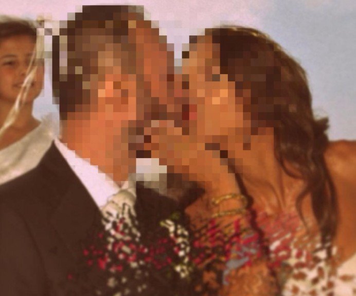 Mε ένα τρυφερό φιλί στα χείλη ζευγάρι της κυπριακής σόουμπιζ γιορτάζει την επέτειο 5 χρόνων γάμου