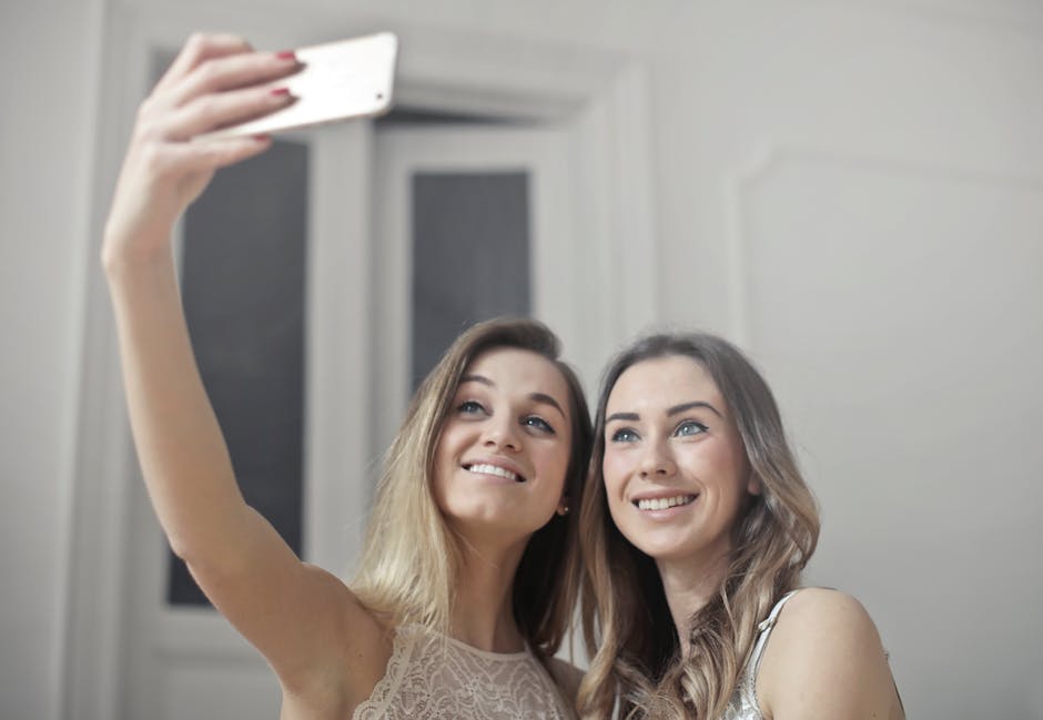 Πόσες selfies βγάζουν οι γυναίκες πριν καταλήξουν σ' αυτή που τους αρέσει;