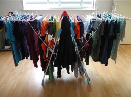 Γιατί δεν πρέπει να απλώνετε ρούχα μέσα στο σπίτι