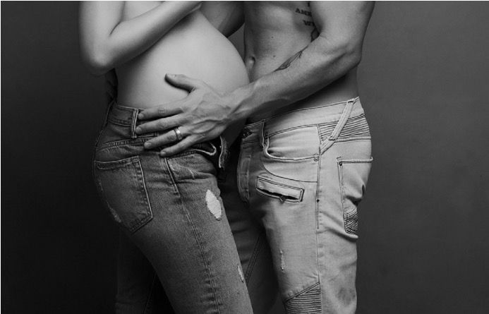 Σε 3 εβδομάδες θα γίνουν γονείς για πρώτη φορά και το επώνυμο ζευγάρι φωτογραφίζεται χωρίς μπλούζα!