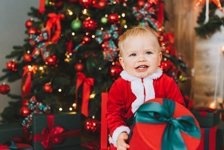 Χριστούγεννα με μωρό: στολίζεις δέντρο;