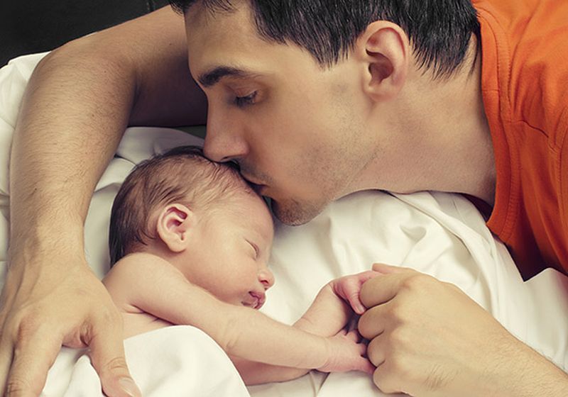 Οδηγός επιβίωσης για μπαμπάδες όταν μένουν μόνοι στο σπίτι με το μωρό