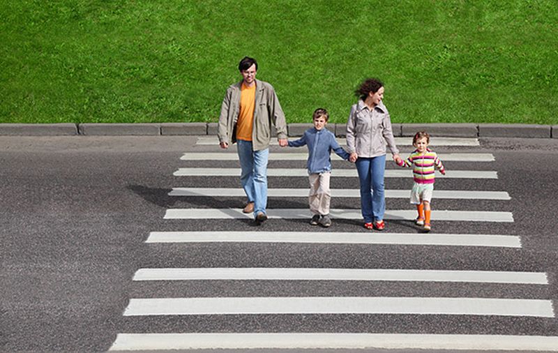7+1 τρόποι για μάθετε στα παιδιά να περνούν με ασφάλεια τον δρόμο