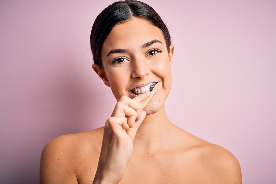 5 φυσικοί τρόποι για τη λεύκανση των δοντιών