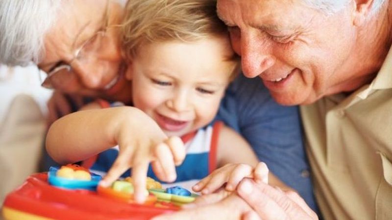 5 λόγοι για τους οποίους τα παιδιά αγαπούν τον παππού και τη γιαγιά