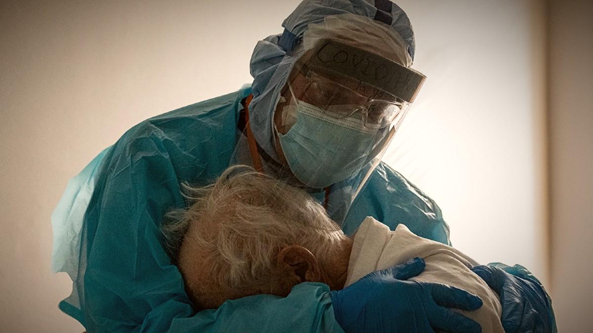 Ηλικιωμένος βυθίζεται στην αγκαλιά γιατρού πληγωμένος απ' τη μοναξιά