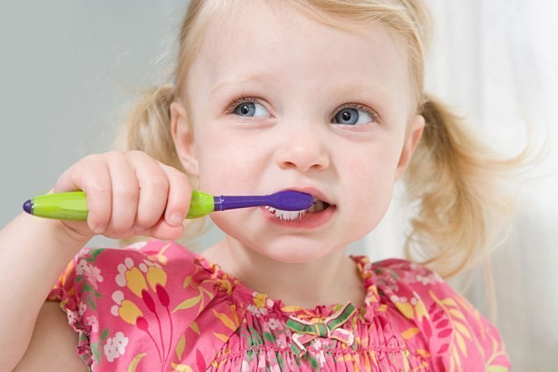 5+1 συμβουλές για να μάθει το παιδί να πλένει τα δόντια του