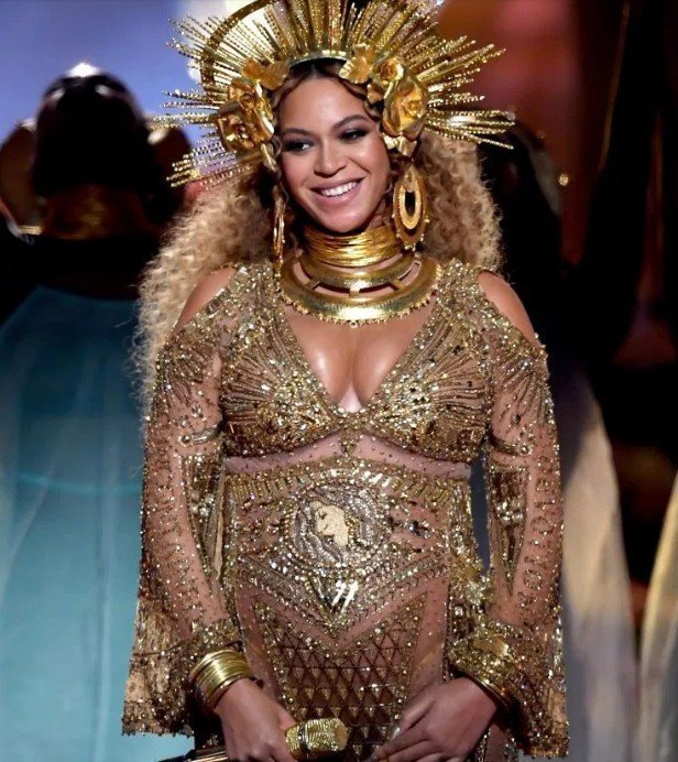 Beyonce: Εμφανίστηκε γυμνή στα Grammys για να αποδείξει ότι είναι όντως έγκυος!