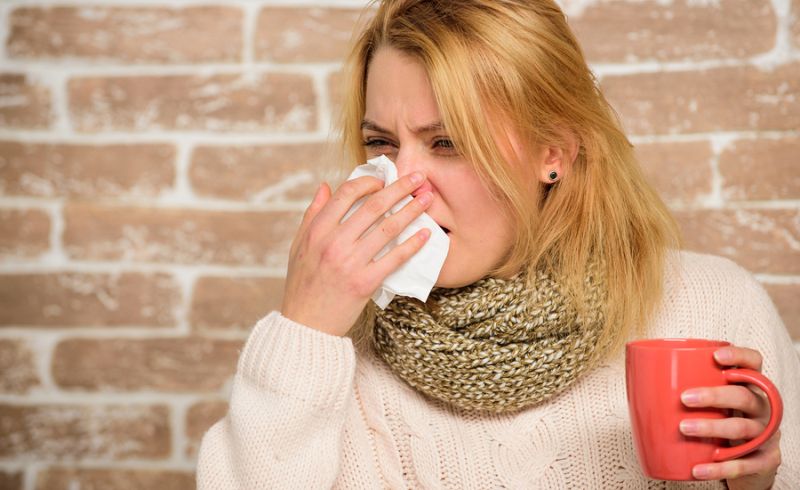 Τα συμπτώματα της γρίπης που επιβάλλουν την παραμονή στο σπίτι