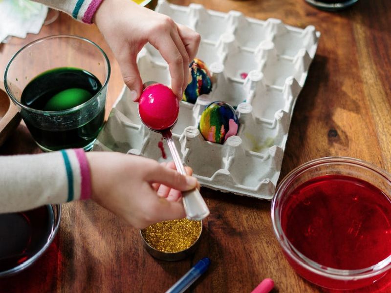 5+1 tips για το βάψιμο των αυγών