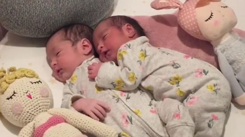 Νεογέννητα δίδυμα αγκαλιάζονται στον ύπνο τους