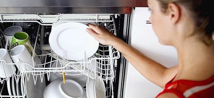 Γιατί μυρίζει το πλυντήριο ρούχων και πώς μπορείτε να το καθαρίσετε;