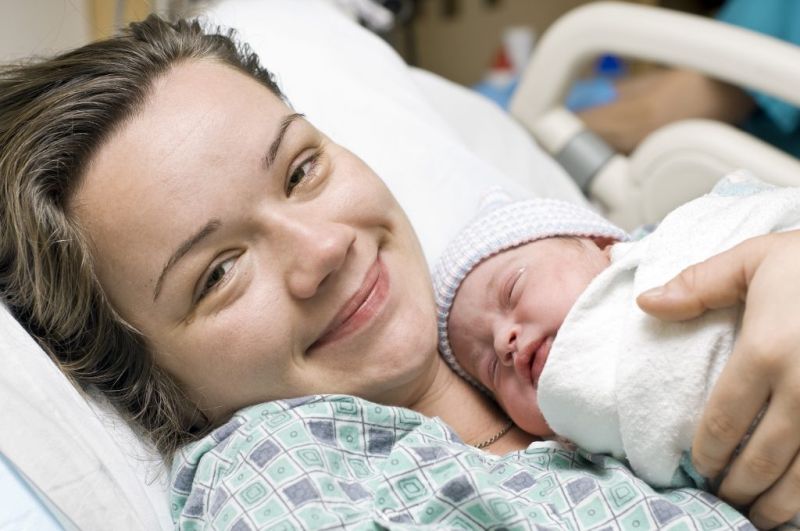 9+1 φωτογραφίες που αποκαλύπτουν την ομορφιά της μητρότητας μετά τον τοκετό