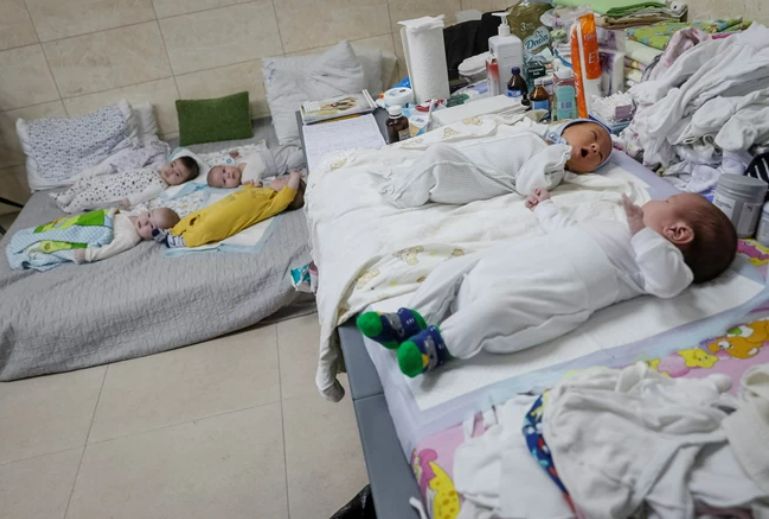 Ουκρανία: Μωρά στα αζήτητα – Η τραγωδία των βρεφών που γεννήθηκαν από παρένθετες μητέρες μέσα στον πόλεμο