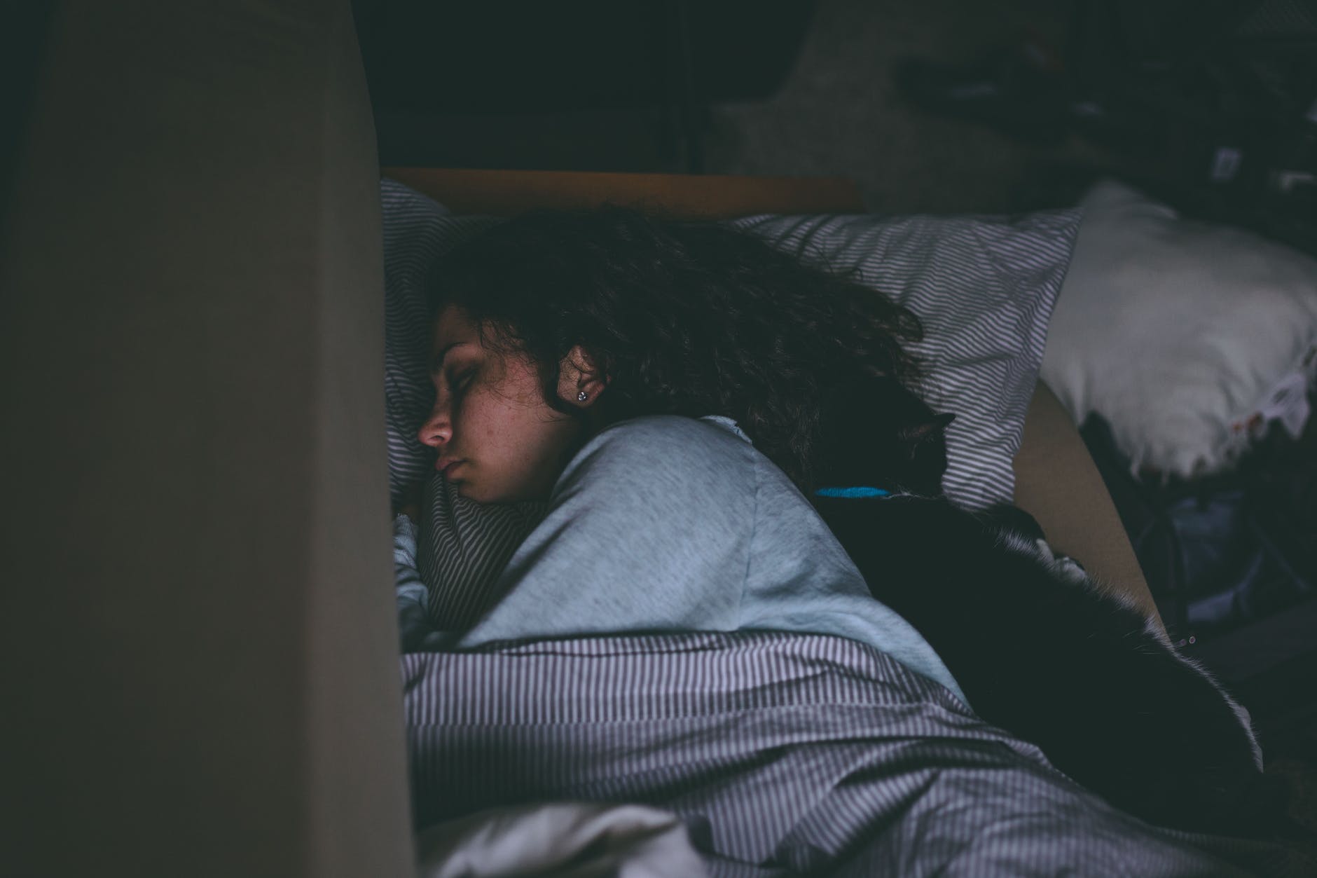 Αυτή η συνήθεια στον ύπνο μπορεί να σου προσθέτει κιλά!