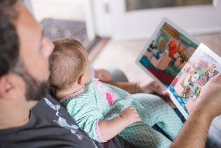 Τι πρέπει να διαβάζεις στο μωρό;