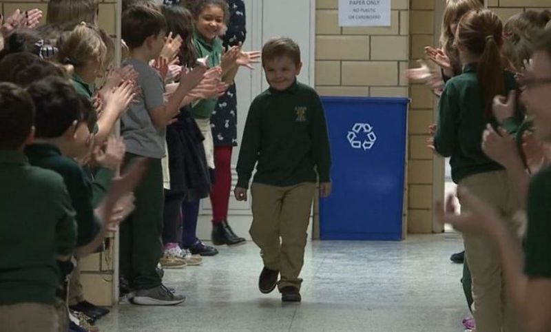 6χρονος νίκησε τον καρκίνο και το σχολείο τον υποδέχτηκε με χειροκροτήματα (video)