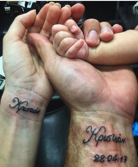 Λιώσαμε: Ζευγάρι της Κυπριακής σόουμπιζ έκανε τατουάζ στους καρπούς τους το όνομα του γιού τους