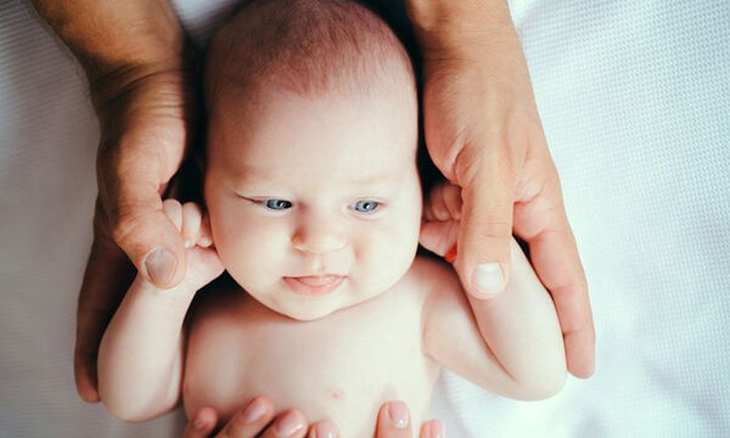 Οι πρώτοι έλεγχοι του μωρού μετά τη γέννα από τον παιδίατρο