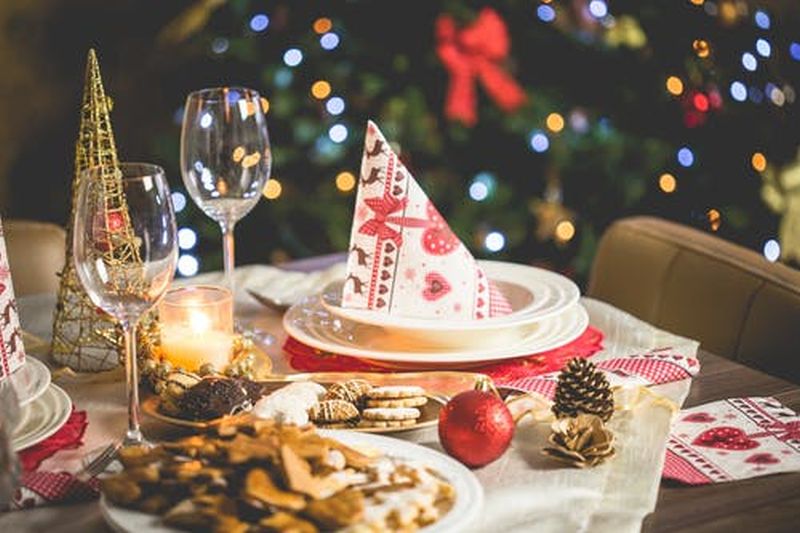 Πώς θα απολαύσεις τα γιορτινά τραπέζια χωρίς να ξεφύγεις;