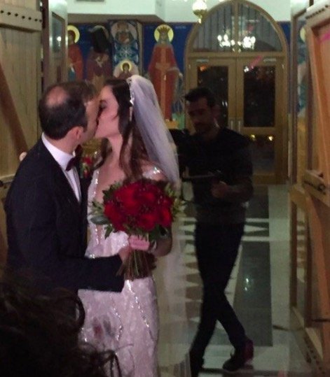 Eπώνυμο ζευγάρι της Κύπρου παντρεύτηκε Χριστουγεννιάτικα στην Λευκωσία (εικόνες)