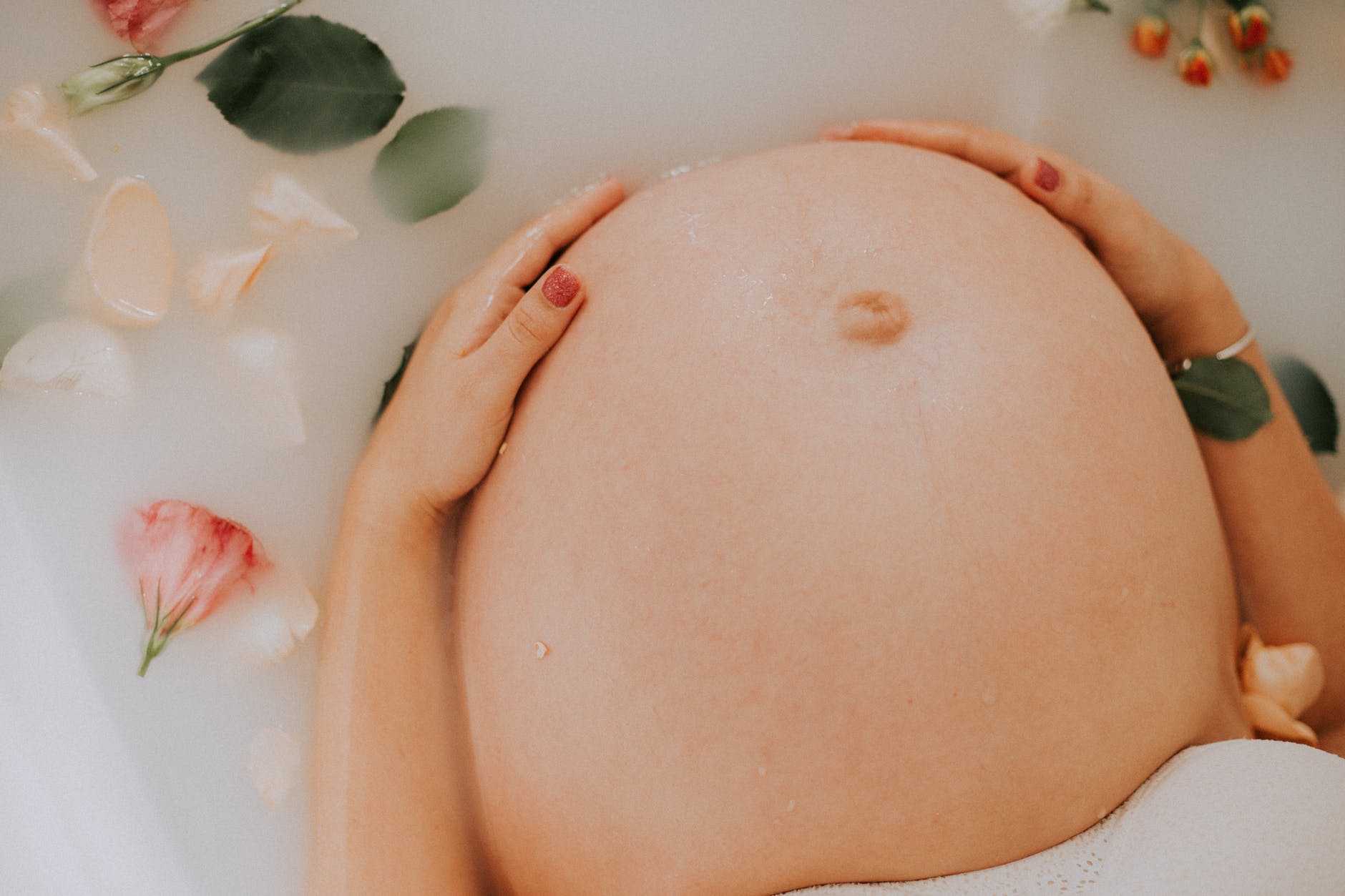 Πώς θα αντιμετωπίσεις τρεις παρενέργειες της εγκυμοσύνης στο δέρμα