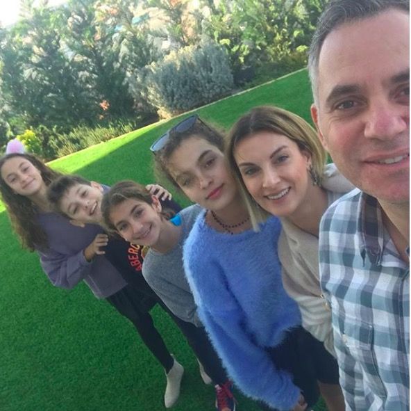 Γιώτα Παπαδοπούλου: Η καταπληκτική εικόνα που ανέρτησε απο τα 46α γενέθλια του συζύγου της μαζί με τα 4 παιδιά τους