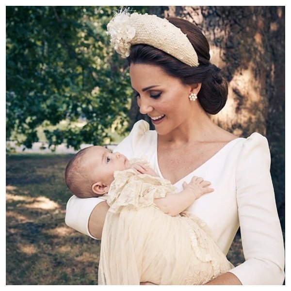 Ο πρίγκιπας Louis έγινε ενός έτους και μοιάζει στην Kate Middleton